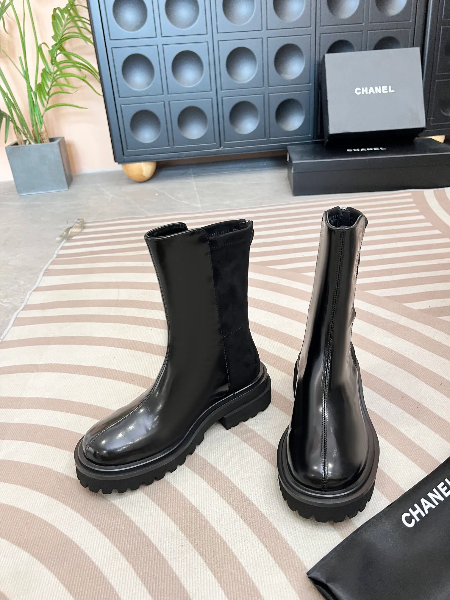 👟👟Ex-factory price 600👟👟 CHANEL* Chanel* new autumn and winter style. These letter knight boots are really a representative of handsome fashion. The double C electro-embroidered logo on the boot tube is low-key yet luxurious! Simple, fashionable, individual and grand! The natural and smooth beauty has a beauty that amazes the time. You should also show off your long legs in winter ~ Upper: calfskin/open edge beads Inner: sheepskin lining Size: 35-41